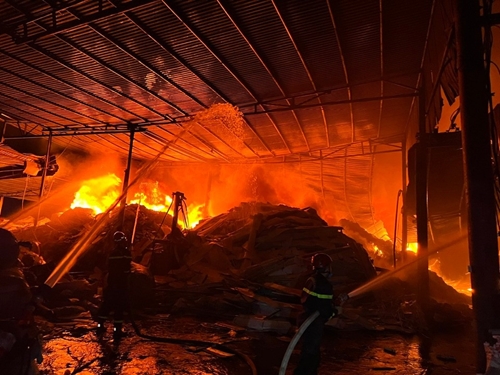 Hải Phòng: Hỏa hoạn bùng phát trong đêm, thiêu rụi hơn 1.000m2 nhà xưởng